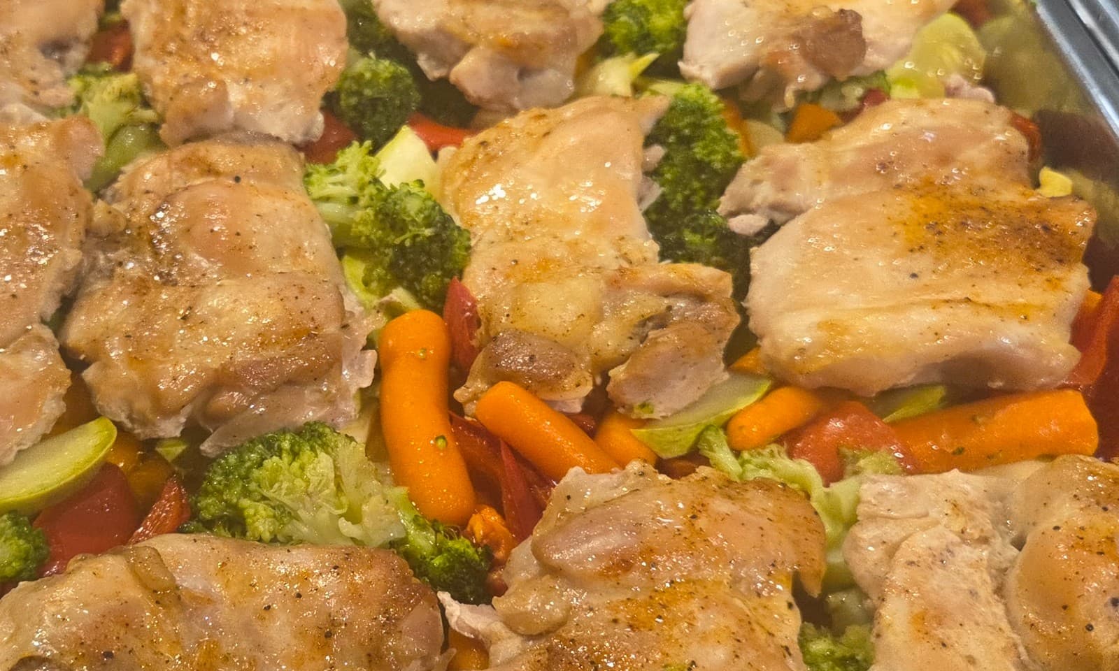 Pulpe de pui pe pat de legume