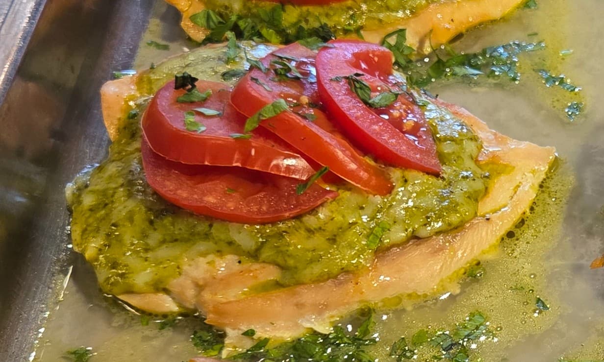 Piept de pui cu pesto si rosii
