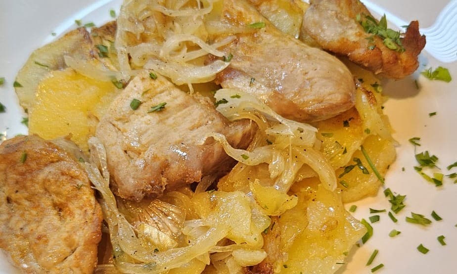 Muschiulet de porc cu ceapă pe pat de cartofi 🐷